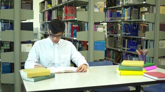 亚洲人学生在学校图书馆看书