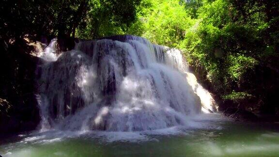 美丽的瀑布在东南亚泰国北碧府的怀美卡明瀑布4k