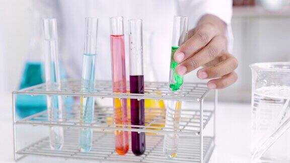 学校实验室里的科学实验特写科学试管里的一滴液体儿童科学实验室教育概念教育化学与儿童