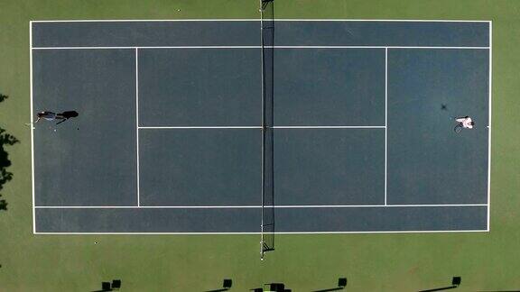 男人和女人在球场上打网球