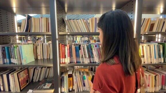 中年妇女在图书馆找书