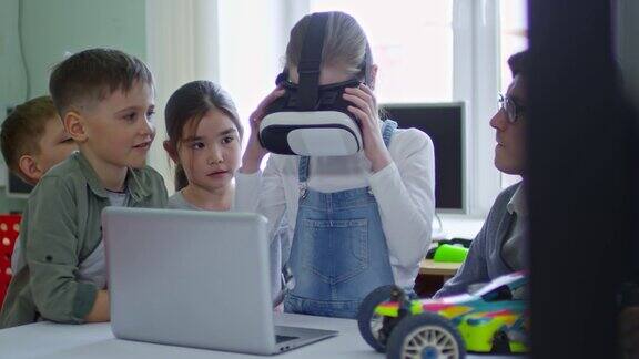 女孩在学校戴着VR头盔
