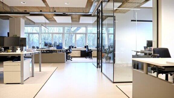 一个空旷的现代阁楼办公室的内部开放空间