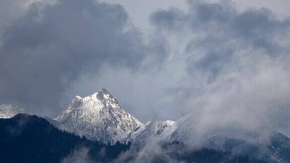 雪山全景在Allgäu云景云形成Zeitraffer时间的延时NesselwangAlpenAllgäuerAlpen拜仁4K