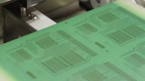 电子线路板生产及SMD元件安装针自动设备诊断和测试芯片和处理器电子芯片制造高科技特写