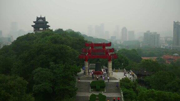 白天时间武汉最著名的寺庙屋顶城市景观钟纪念碑全景4k中国