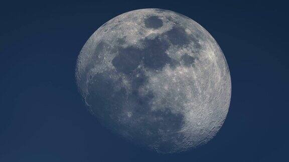 34的巨大月亮穿过深蓝色的夜空