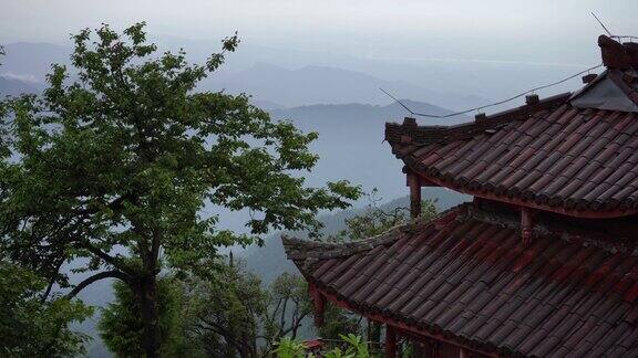 迷失在四川(中国)山区的小佛教寺院寺庙被雾气覆盖