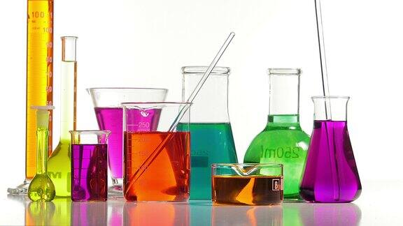 几个不同形状和颜色的实验室瓶子