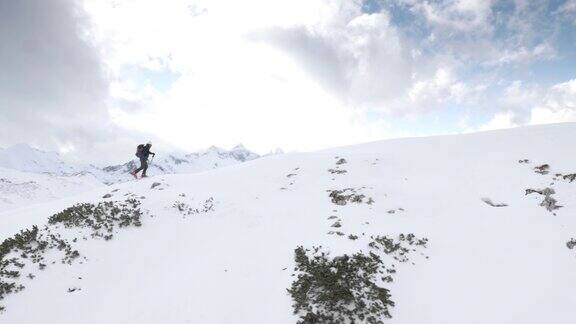 空中男子在山顶滑雪旅行