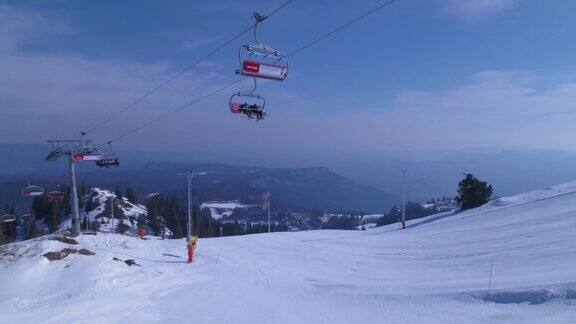 滑雪胜地单板滑雪下坡缆车背景