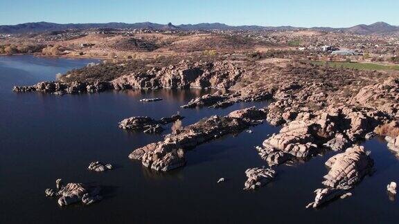 鸟瞰亚利桑那州普雷斯科特市的花岗岩戴尔和沃森湖