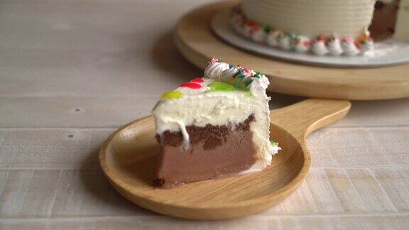桌上有冰淇淋蛋糕祝你生日快乐