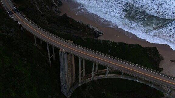 向上倾斜无人机拍摄的比克斯比溪桥