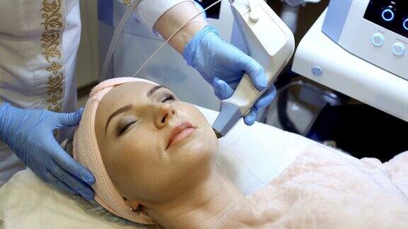 治疗师做面部皮肤射频提容术