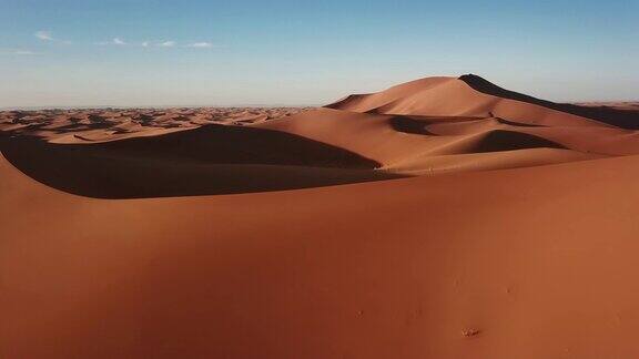 撒哈拉沙漠日出时的沙丘鸟瞰图