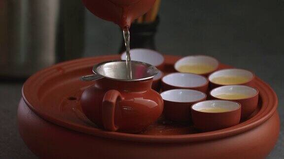 供准备饮用的中国古董茶