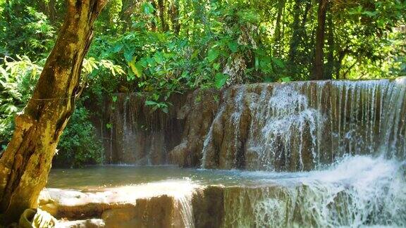 美丽的瀑布和新鲜的溪流华美卡明瀑布泰国