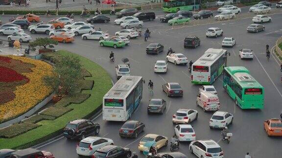 中国西安日落时分的城市交通