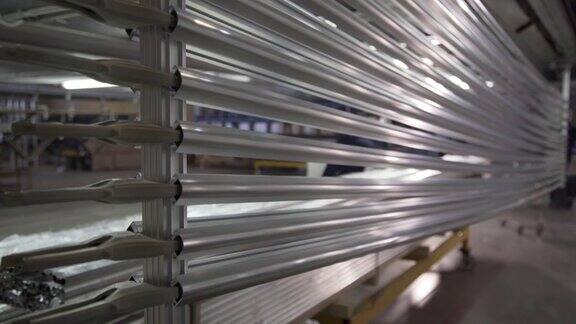 铝型材浸在特殊溶液中并配有辅助大梁起重机企业铝的阳极氧化工艺金属加工