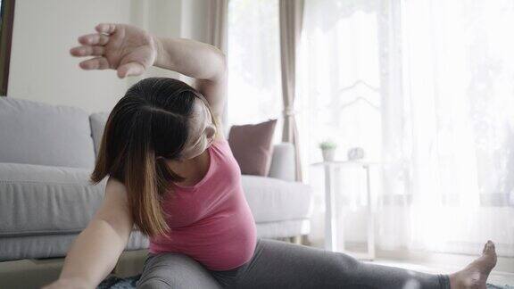 孕妇在家客厅锻炼