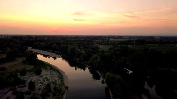 在日落时飞过河上