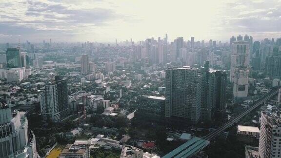 曼谷的摩天大楼和交通