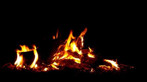 篝火在夜晚燃烧着的木头发出橙色的火焰