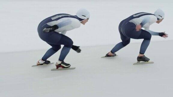 女子队友练习速度滑冰比赛