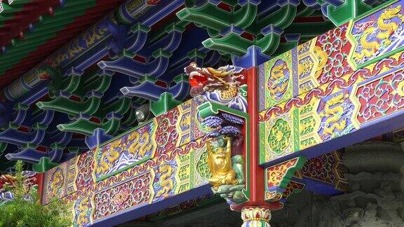 这是香港宝莲寺雕刻的龙头梁