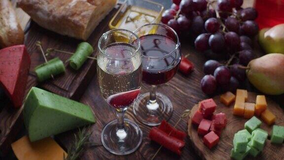 有多种颜色的硬奶酪和水果、蜂蜜和葡萄酒第一人称视角