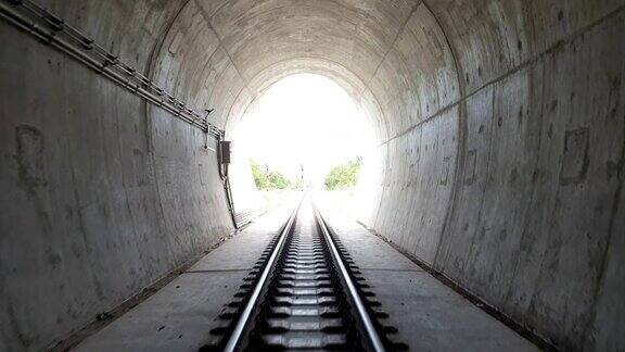 火车返回隧道的观点
