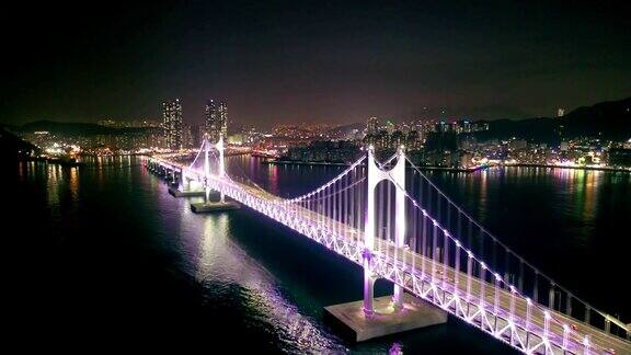 韩国釜山市与关安大桥夜间鸟瞰图