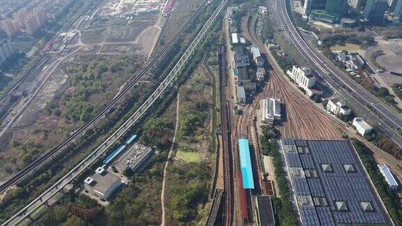 实时屋顶太阳能系统在上海太阳能电池板上的上海地铁站建筑屋顶鸟瞰图