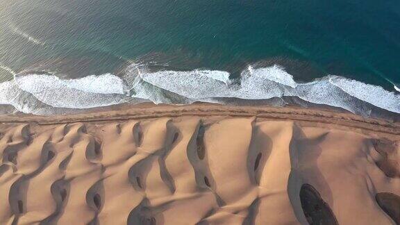 大加那利岛沙漠海岸线鸟瞰图
