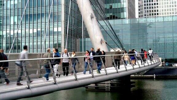 人们走在南码头步行桥金丝雀码头英国伦敦