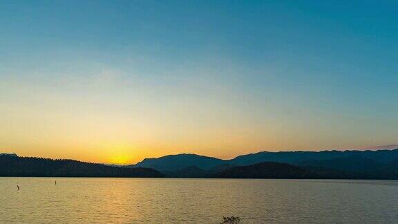 美丽的日落在山和湖日日落时间流逝