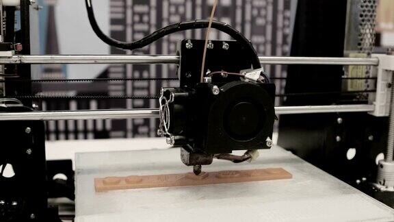 三维打印机在学校实验室工作期间3D塑料打印机3D打印