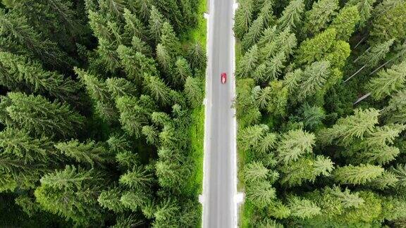 无人机飞过斯莫基山脉的道路