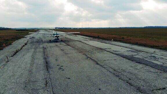 一架小飞机在破旧的跑道上飞行