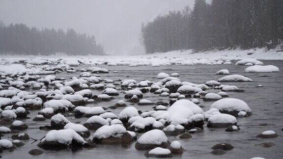 大雪期间山区河流上的冬季景象