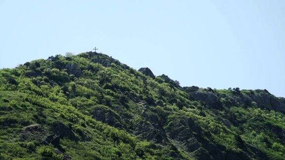 山峰上有东正教十字架和蓝天