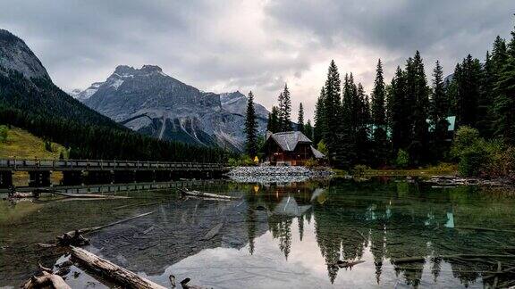 加拿大Yoho国家公园翡翠湖上的木logde风景