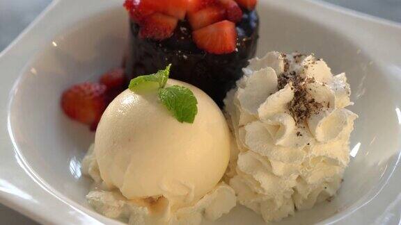 巧克力熔岩和冰淇淋甜点