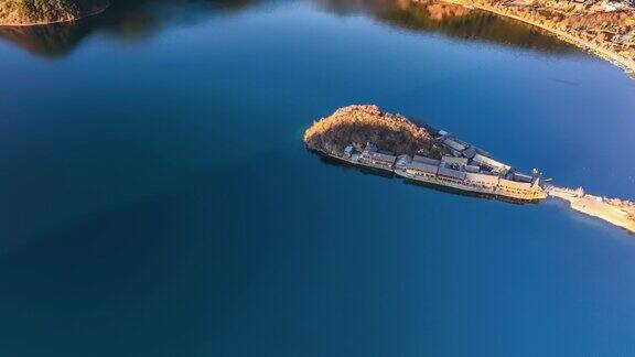 初升的太阳照亮了泸沽湖上的里格半岛