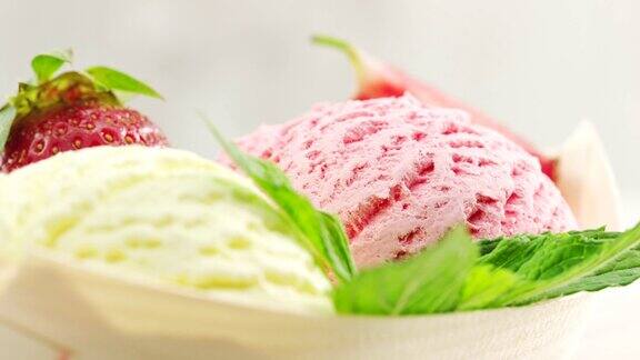 特写香草和草莓冰淇淋装饰新鲜草莓和新鲜薄荷