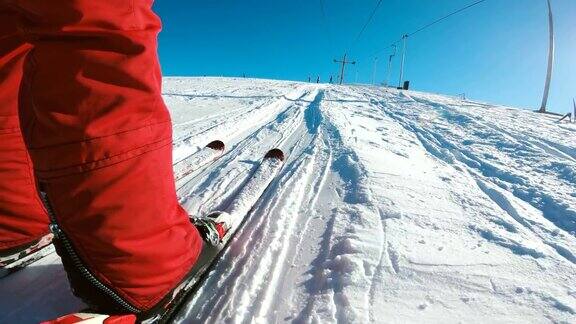 滑雪缆车能把人拉到山上滑雪波夫