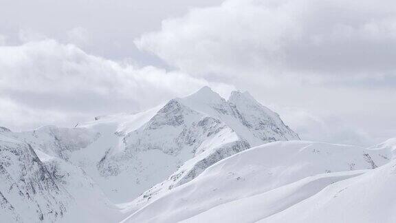 在一个多云的冬天的雪山