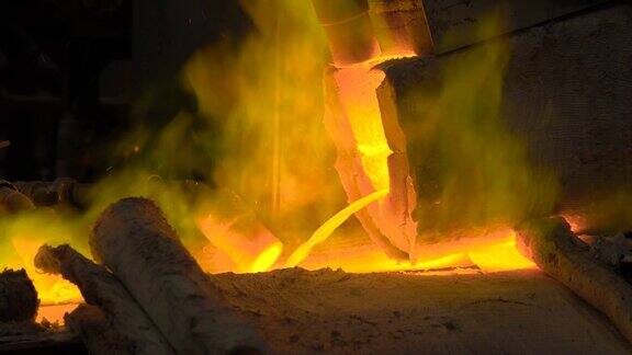 冶金生产熔化的金属正从炉中倾倒出来滚烫的液体非常危险