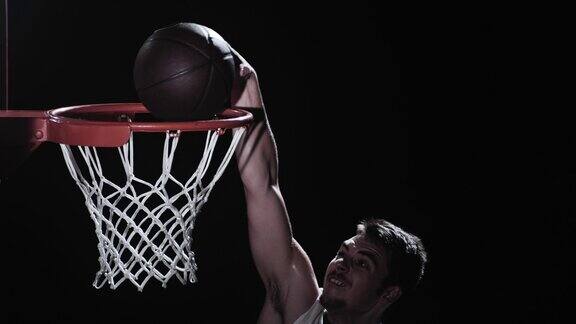 一个篮球运动员表演扣篮的SLOMO镜头